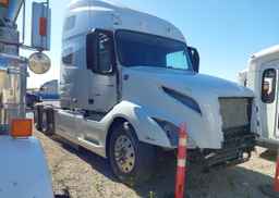2020 VOLVO VNL64T