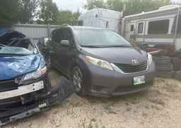 2014 TOYOTA SIENNA LE V6