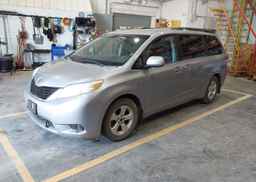2013 TOYOTA SIENNA LE