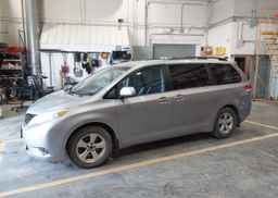 2013 TOYOTA SIENNA LE