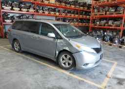 2013 TOYOTA SIENNA LE