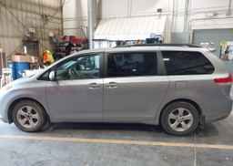 2013 TOYOTA SIENNA LE