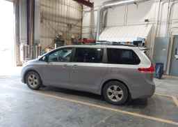 2013 TOYOTA SIENNA LE