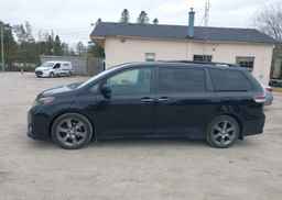 2016 TOYOTA SIENNA SE