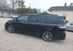 2016 TOYOTA SIENNA SE