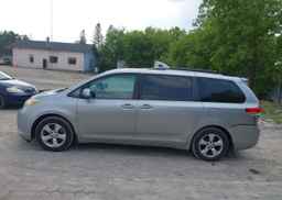 2011 TOYOTA SIENNA LE 8 PASSENGER