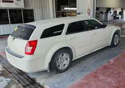 2005 DODGE MAGNUM SE