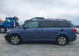 2017 TOYOTA SIENNA LE V6