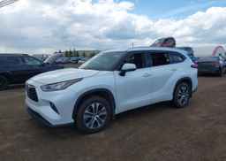 2022 TOYOTA highlander xle