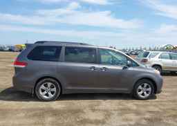 2014 TOYOTA SIENNA LE V6