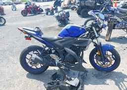 2015 YAMAHA YZFR3