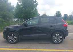 2024 VOLVO XC40 B5 ULTIMATE DARK THEME