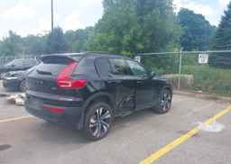 2024 VOLVO XC40 B5 ULTIMATE DARK THEME
