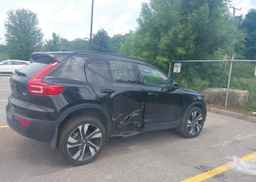 2024 VOLVO XC40 B5 ULTIMATE DARK THEME