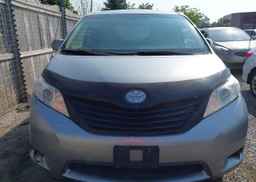 2011 TOYOTA SIENNA