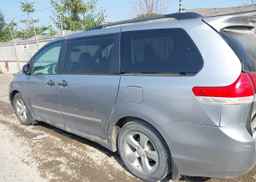 2011 TOYOTA SIENNA