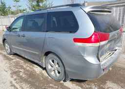 2011 TOYOTA SIENNA
