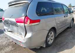 2011 TOYOTA SIENNA