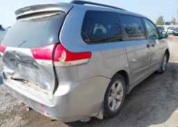 2011 TOYOTA SIENNA
