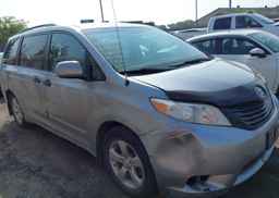 2011 TOYOTA SIENNA