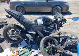 2015 YAMAHA YZFR3