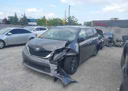 2016 TOYOTA SIENNA SE