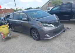 2016 TOYOTA SIENNA SE