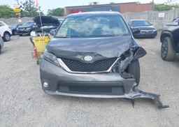 2016 TOYOTA SIENNA SE