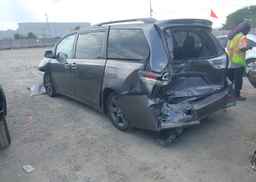 2016 TOYOTA SIENNA SE