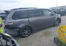 2016 TOYOTA SIENNA SE