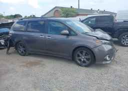 2016 TOYOTA SIENNA SE