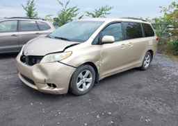 2011 TOYOTA SIENNA LE