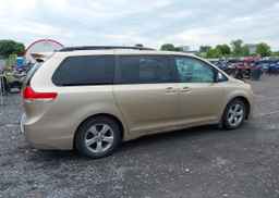 2011 TOYOTA SIENNA LE