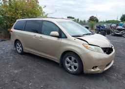2011 TOYOTA SIENNA LE