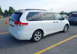 2012 TOYOTA SIENNA