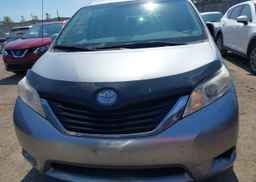 2011 TOYOTA SIENNA LE