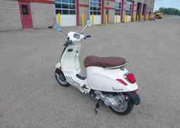 2023 VESPA PRIMAVERA