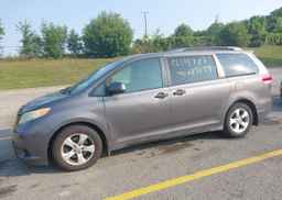2011 TOYOTA SIENNA