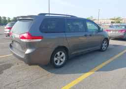 2011 TOYOTA SIENNA