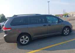 2011 TOYOTA SIENNA