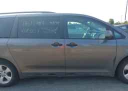 2011 TOYOTA SIENNA