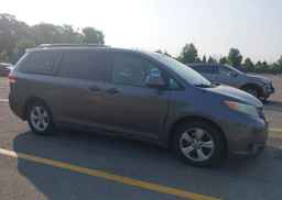 2011 TOYOTA SIENNA