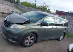 2011 TOYOTA SIENNA
