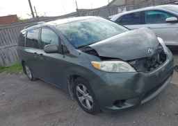 2011 TOYOTA SIENNA