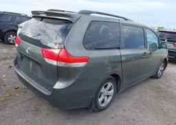 2011 TOYOTA SIENNA