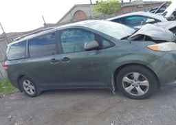 2011 TOYOTA SIENNA