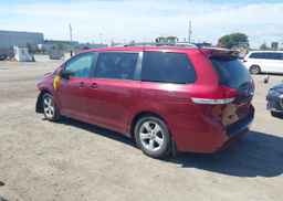 2011 TOYOTA SIENNA