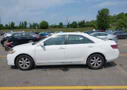 2011 TOYOTA CAMRY SE