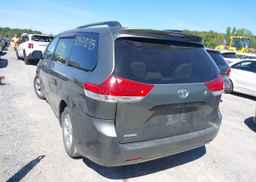 2011 TOYOTA SIENNA