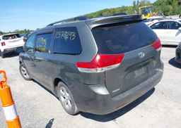 2011 TOYOTA SIENNA